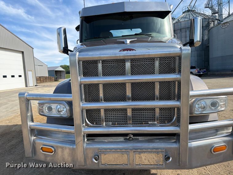 image for item FK0194 2016 Peterbilt 567 semi truck