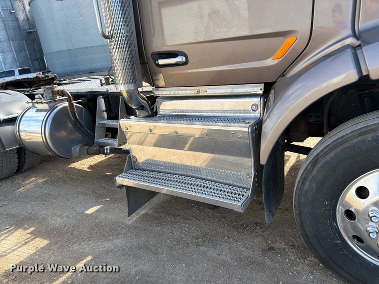 image for item FK0194 2016 Peterbilt 567 semi truck