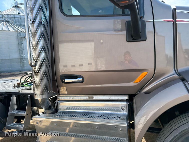 image for item FK0194 2016 Peterbilt 567 semi truck
