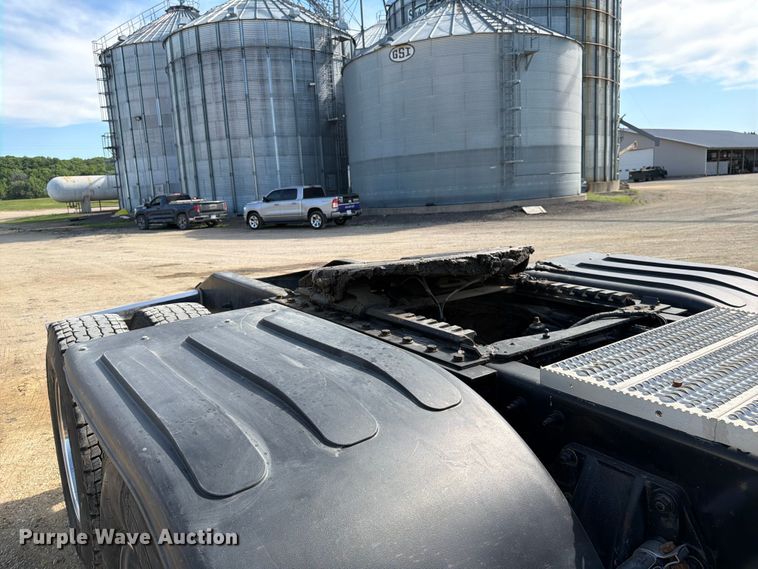 image for item FK0194 2016 Peterbilt 567 semi truck
