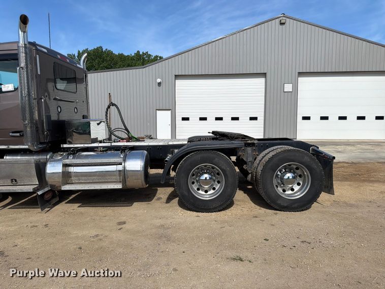 image for item FK0194 2016 Peterbilt 567 semi truck