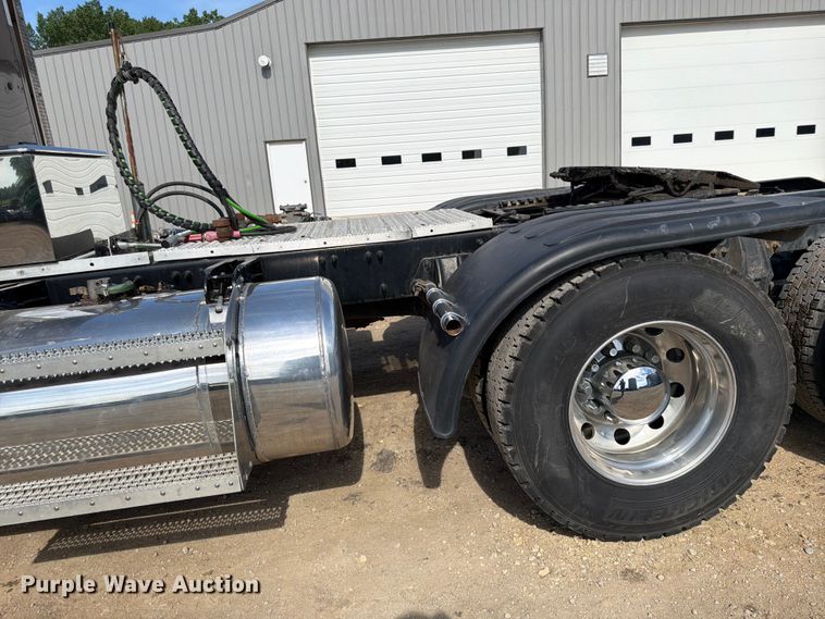 image for item FK0194 2016 Peterbilt 567 semi truck