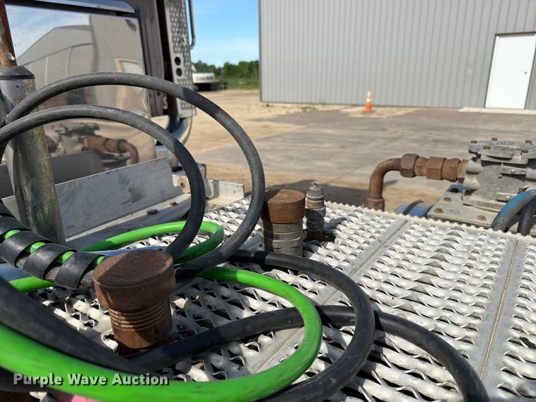 image for item FK0194 2016 Peterbilt 567 semi truck