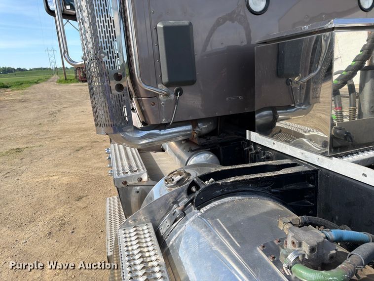 image for item FK0194 2016 Peterbilt 567 semi truck