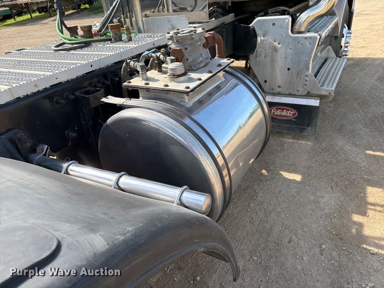 image for item FK0194 2016 Peterbilt 567 semi truck