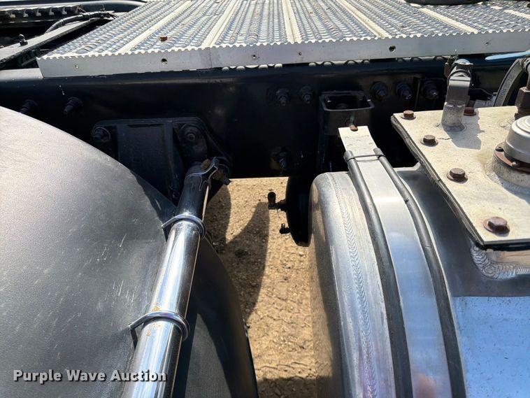 image for item FK0194 2016 Peterbilt 567 semi truck