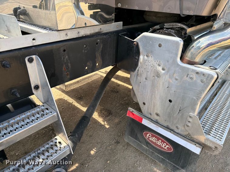 image for item FK0194 2016 Peterbilt 567 semi truck