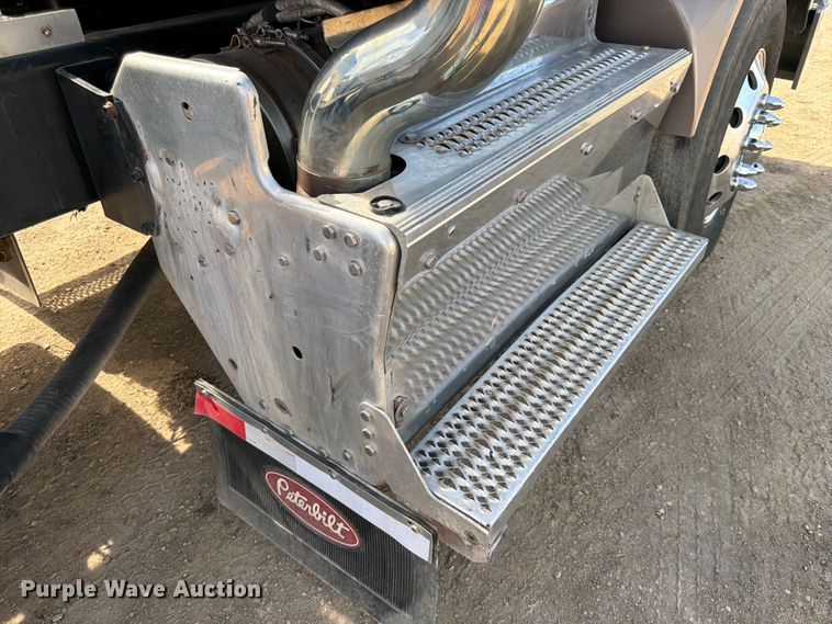 image for item FK0194 2016 Peterbilt 567 semi truck