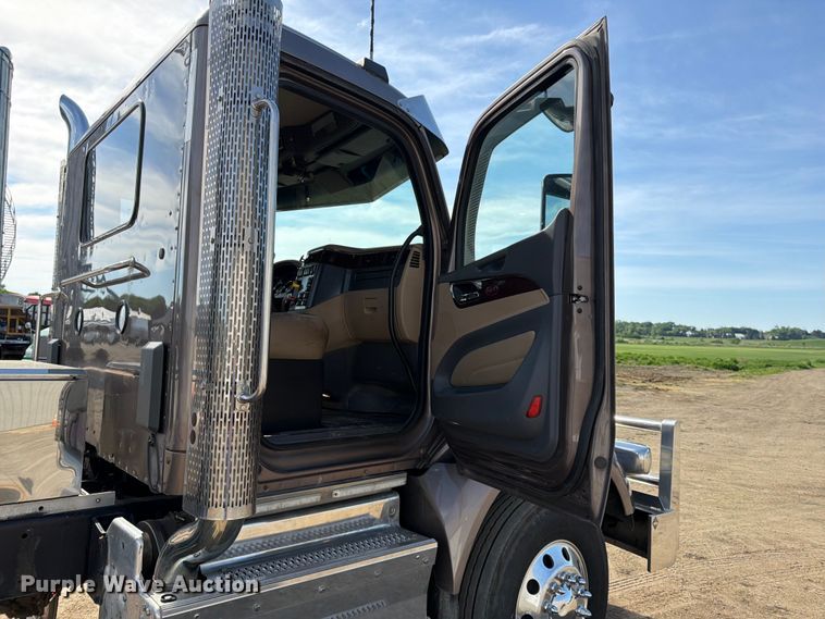 image for item FK0194 2016 Peterbilt 567 semi truck