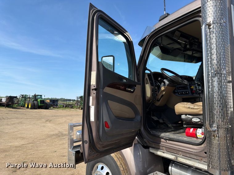 image for item FK0194 2016 Peterbilt 567 semi truck