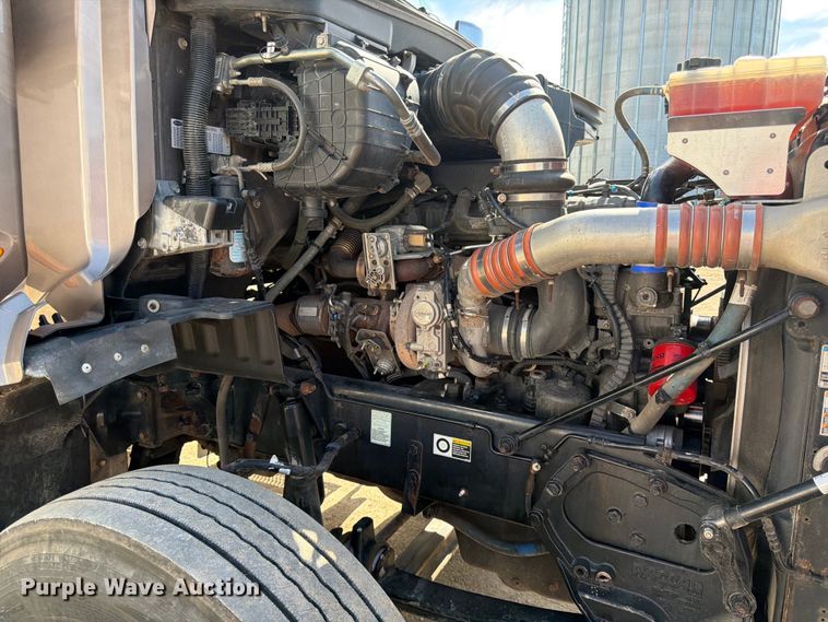 image for item FK0194 2016 Peterbilt 567 semi truck