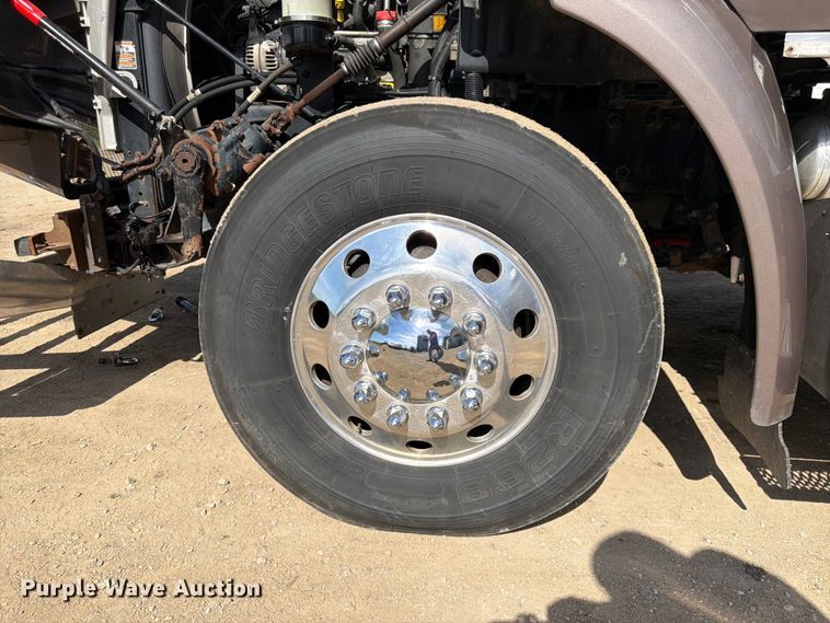 image for item FK0194 2016 Peterbilt 567 semi truck