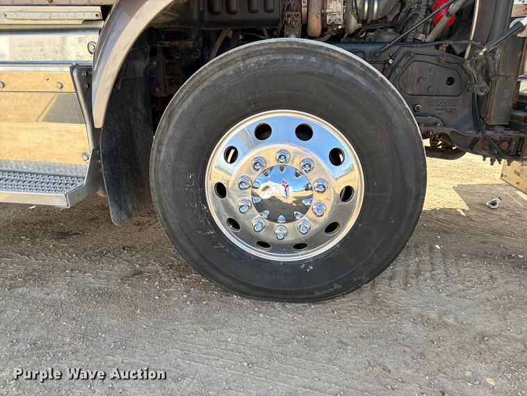 image for item FK0194 2016 Peterbilt 567 semi truck