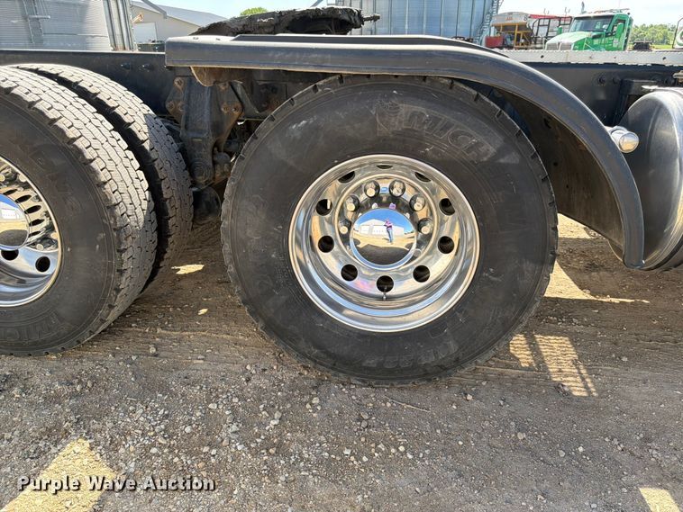image for item FK0194 2016 Peterbilt 567 semi truck