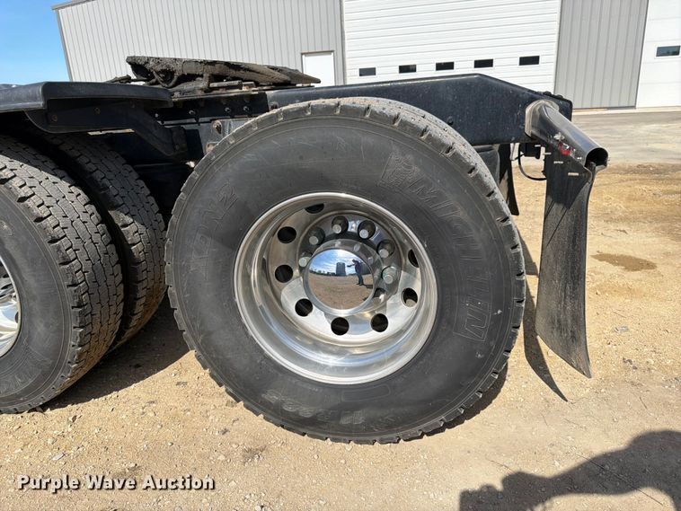 image for item FK0194 2016 Peterbilt 567 semi truck