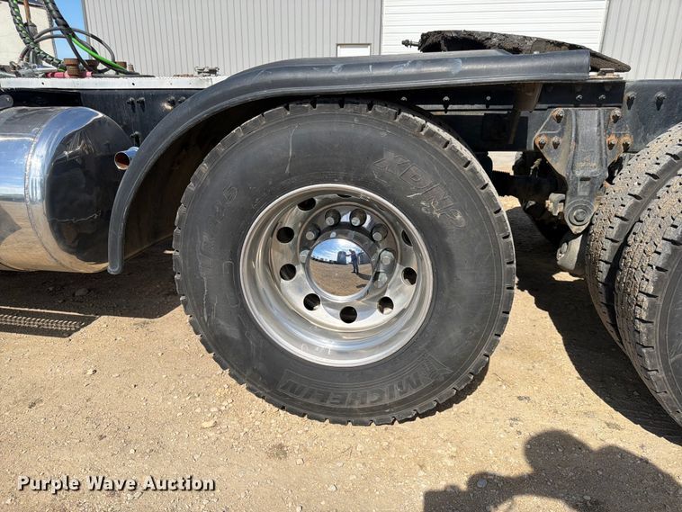 image for item FK0194 2016 Peterbilt 567 semi truck