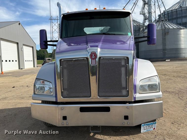 image for item FK0195 2016 Kenworth T880 semi truck