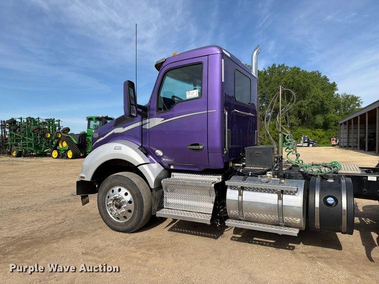image for item FK0195 2016 Kenworth T880 semi truck