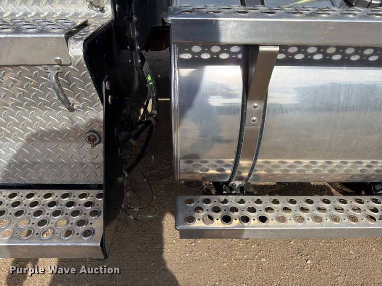 image for item FK0195 2016 Kenworth T880 semi truck
