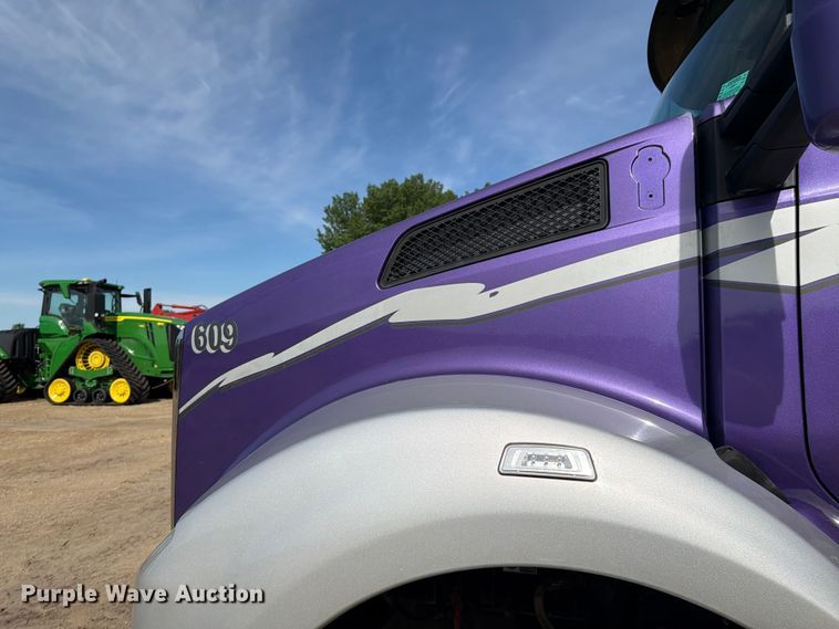 image for item FK0195 2016 Kenworth T880 semi truck