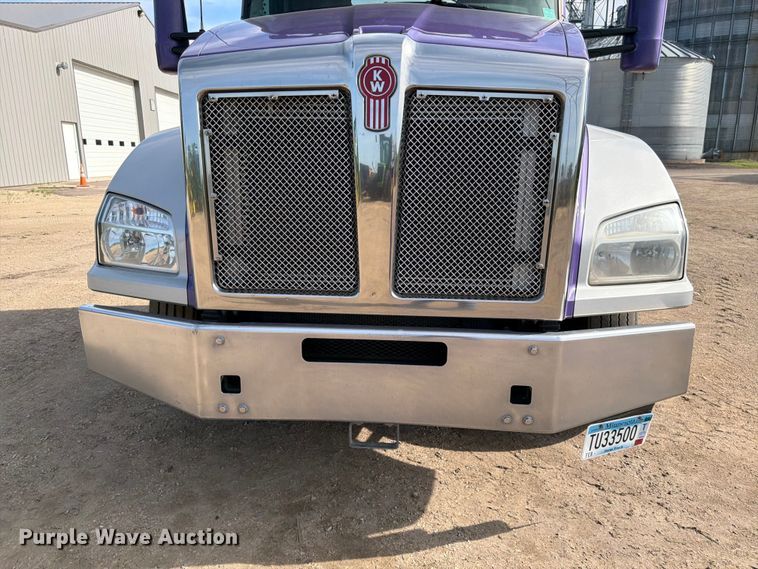 image for item FK0195 2016 Kenworth T880 semi truck