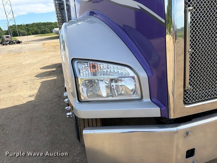 image for item FK0195 2016 Kenworth T880 semi truck