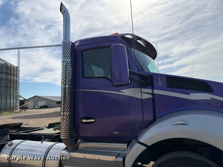 image for item FK0195 2016 Kenworth T880 semi truck