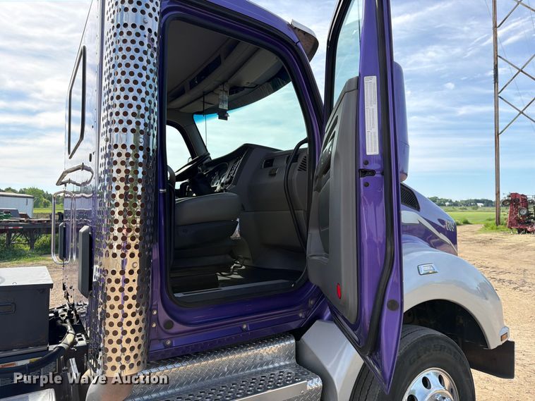 image for item FK0195 2016 Kenworth T880 semi truck