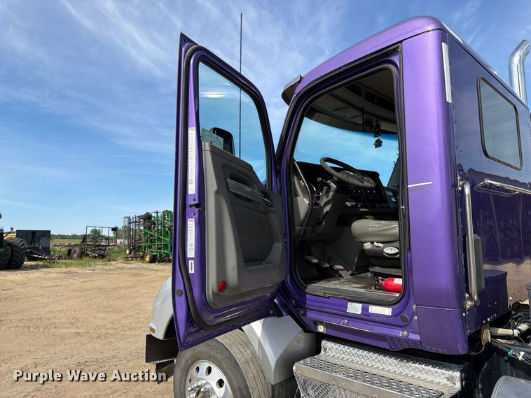image for item FK0195 2016 Kenworth T880 semi truck