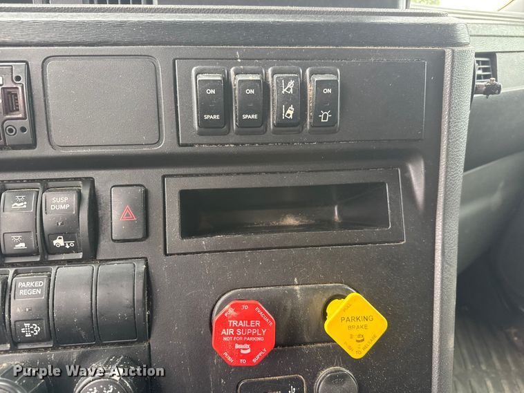 image for item NA9353 2020 International LT625 semi truck