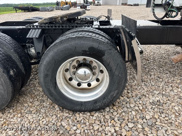 image for item NA9353 2020 International LT625 semi truck