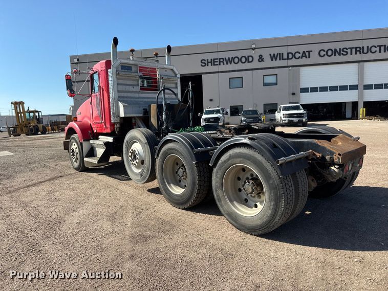 image for item NA9363 2000 Kenworth T800B semi truck