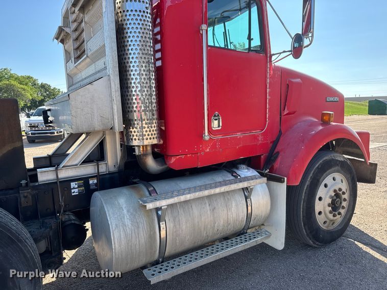 image for item NA9363 2000 Kenworth T800B semi truck