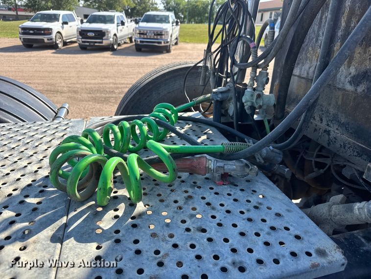 image for item NA9363 2000 Kenworth T800B semi truck
