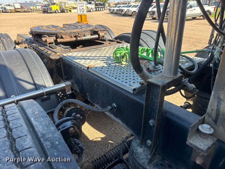 image for item NA9363 2000 Kenworth T800B semi truck