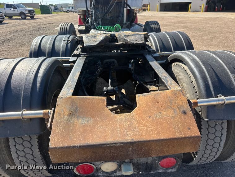 image for item NA9363 2000 Kenworth T800B semi truck