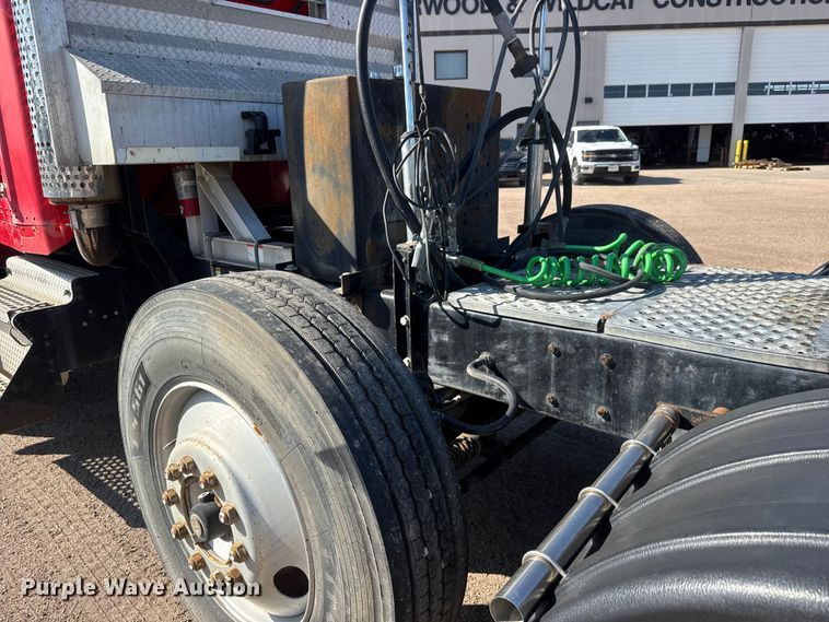 image for item NA9363 2000 Kenworth T800B semi truck