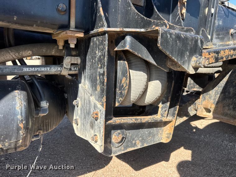 image for item NA9363 2000 Kenworth T800B semi truck