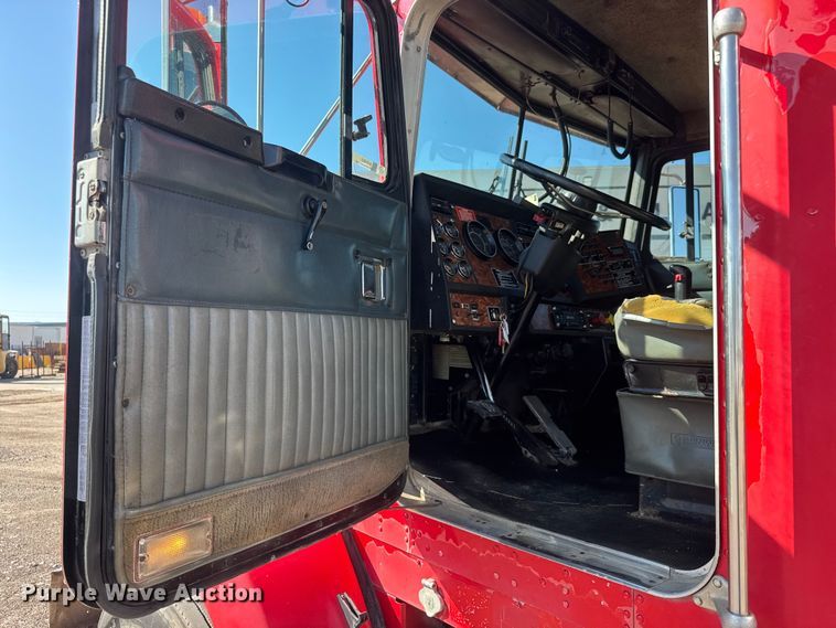 image for item NA9363 2000 Kenworth T800B semi truck