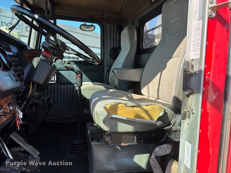 image for item NA9363 2000 Kenworth T800B semi truck
