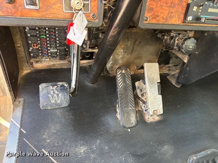 image for item NA9363 2000 Kenworth T800B semi truck