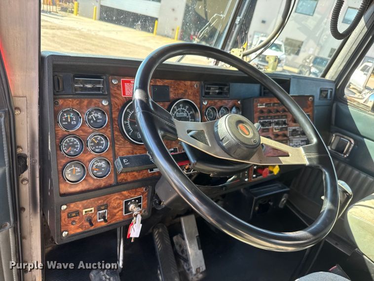 image for item NA9363 2000 Kenworth T800B semi truck