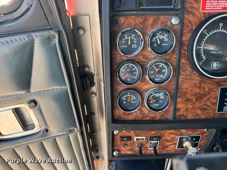 image for item NA9363 2000 Kenworth T800B semi truck