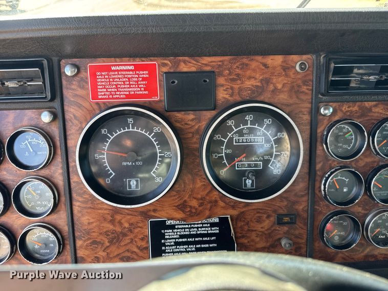 image for item NA9363 2000 Kenworth T800B semi truck
