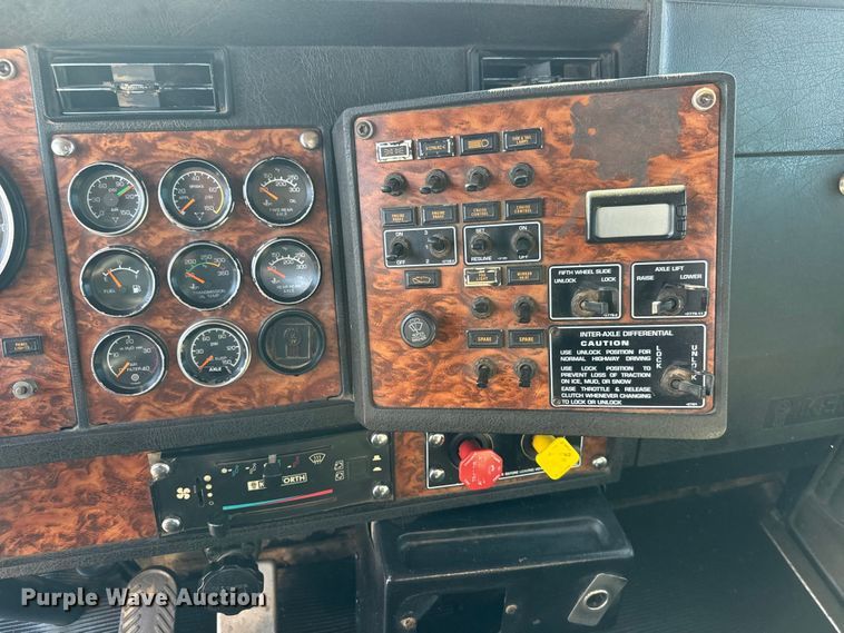 image for item NA9363 2000 Kenworth T800B semi truck