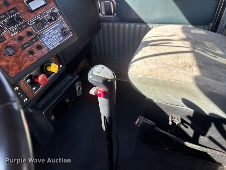 image for item NA9363 2000 Kenworth T800B semi truck