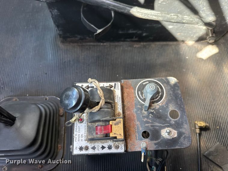 image for item NA9363 2000 Kenworth T800B semi truck