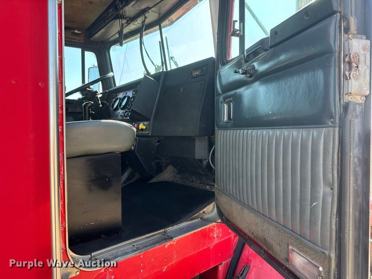 image for item NA9363 2000 Kenworth T800B semi truck