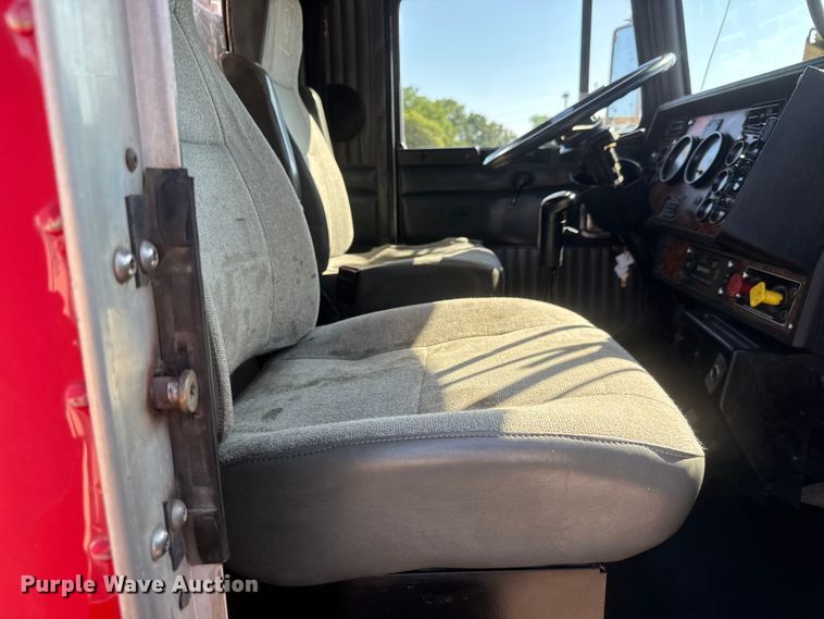 image for item NA9363 2000 Kenworth T800B semi truck