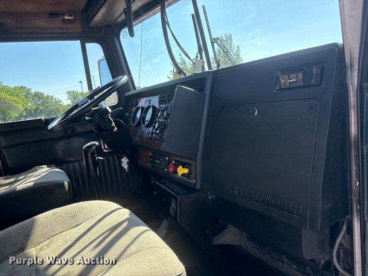 image for item NA9363 2000 Kenworth T800B semi truck